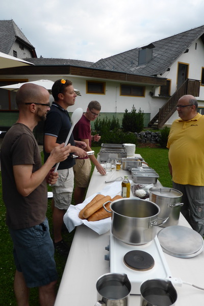 Kochen im Freien als Teamübung